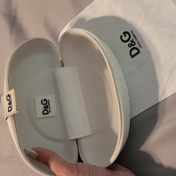 DOLCE AND GABBANA SUNGLASS UNISEX WITH CASE AND CLOTH - Picture 4 of 8